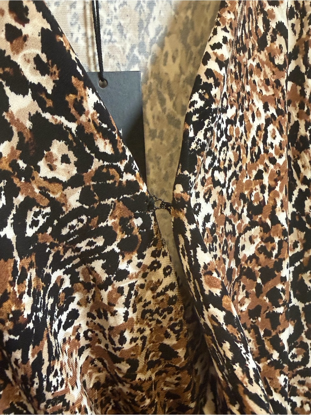 NWT Badgley Mischka XL Leopard Print Sleeveless Draped V-Neck Blouse Top - Picture 3 of 9